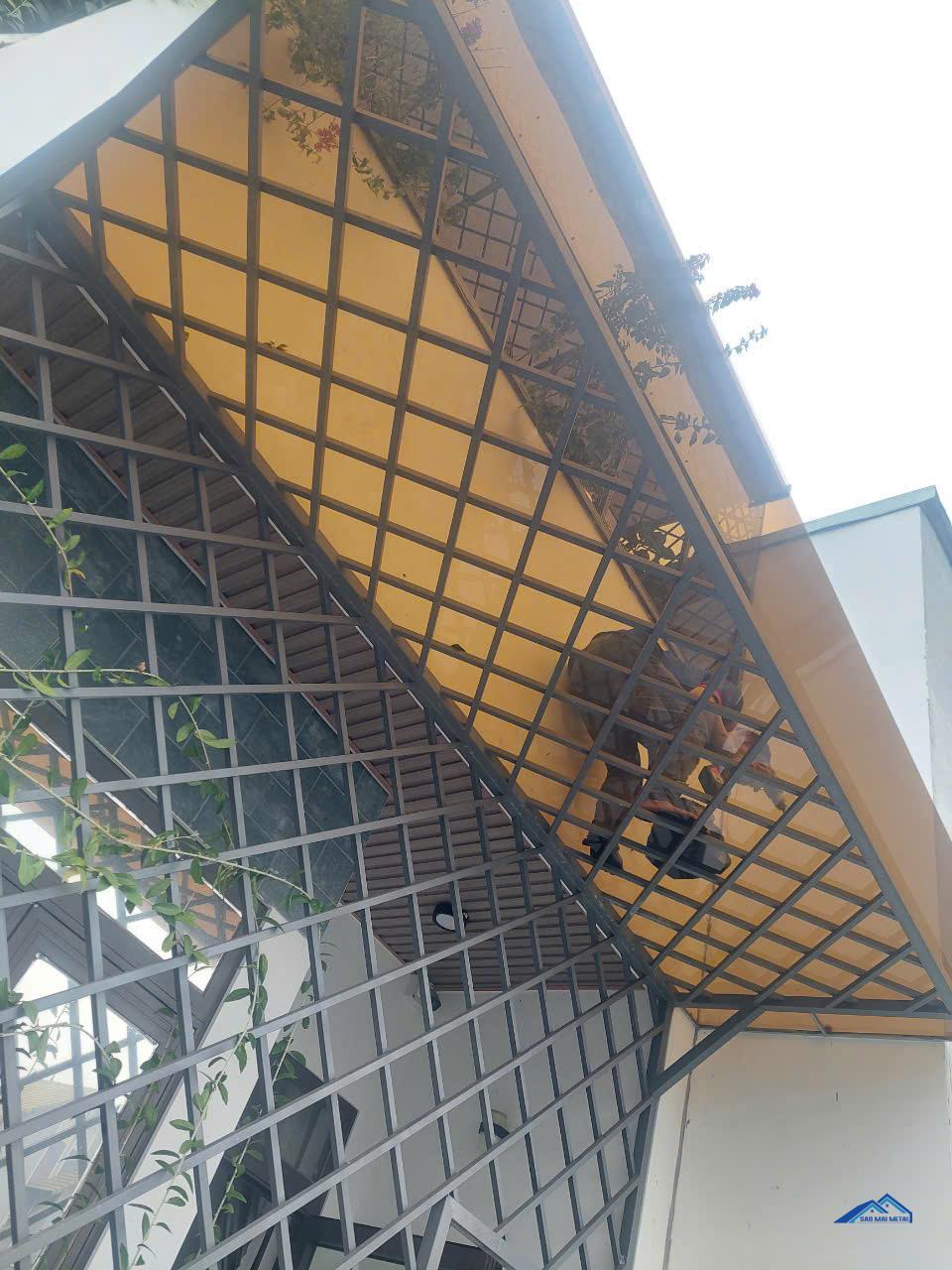 khung sắt bảo vệ ban công nhà