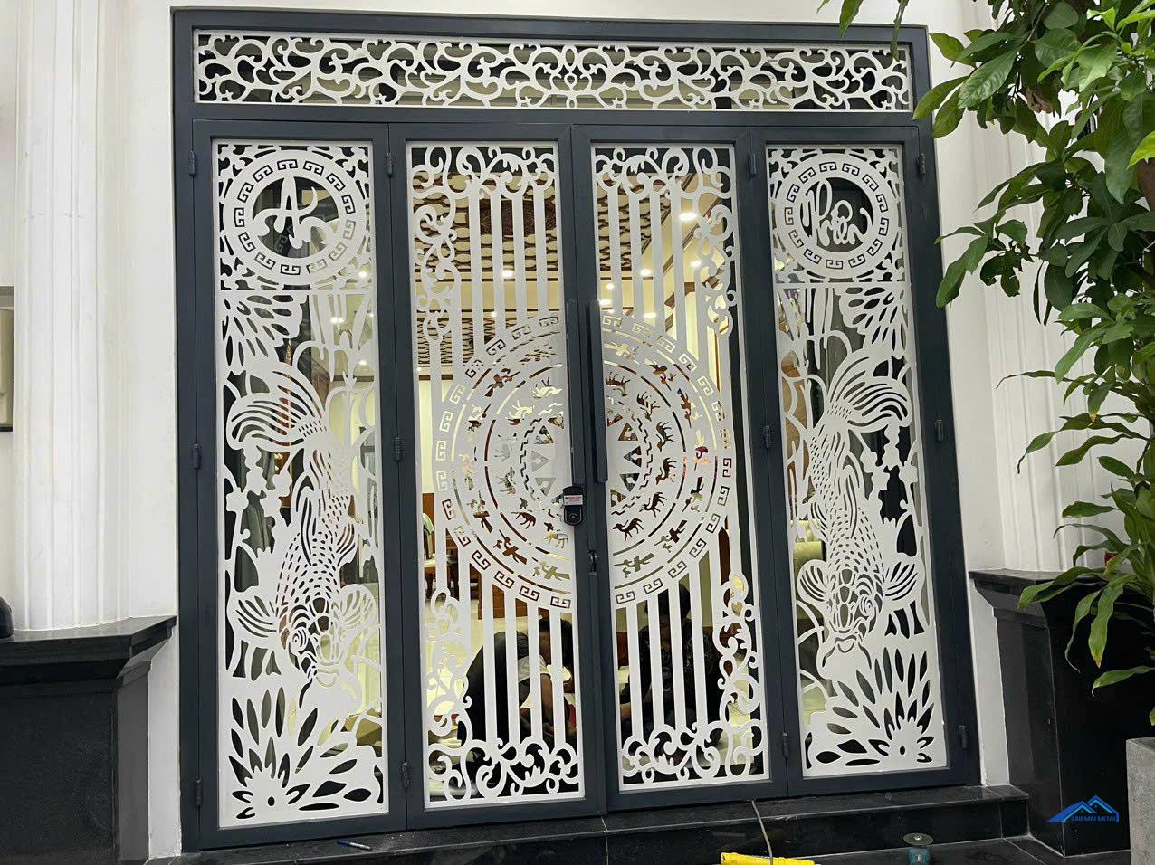 Mẫu cửa cổng 4 cánh CNC Đẹp Nhất Hiện Nay 1 mẫu cửa cổng cnc 4 cánh đẹp cá chép, trống đồng