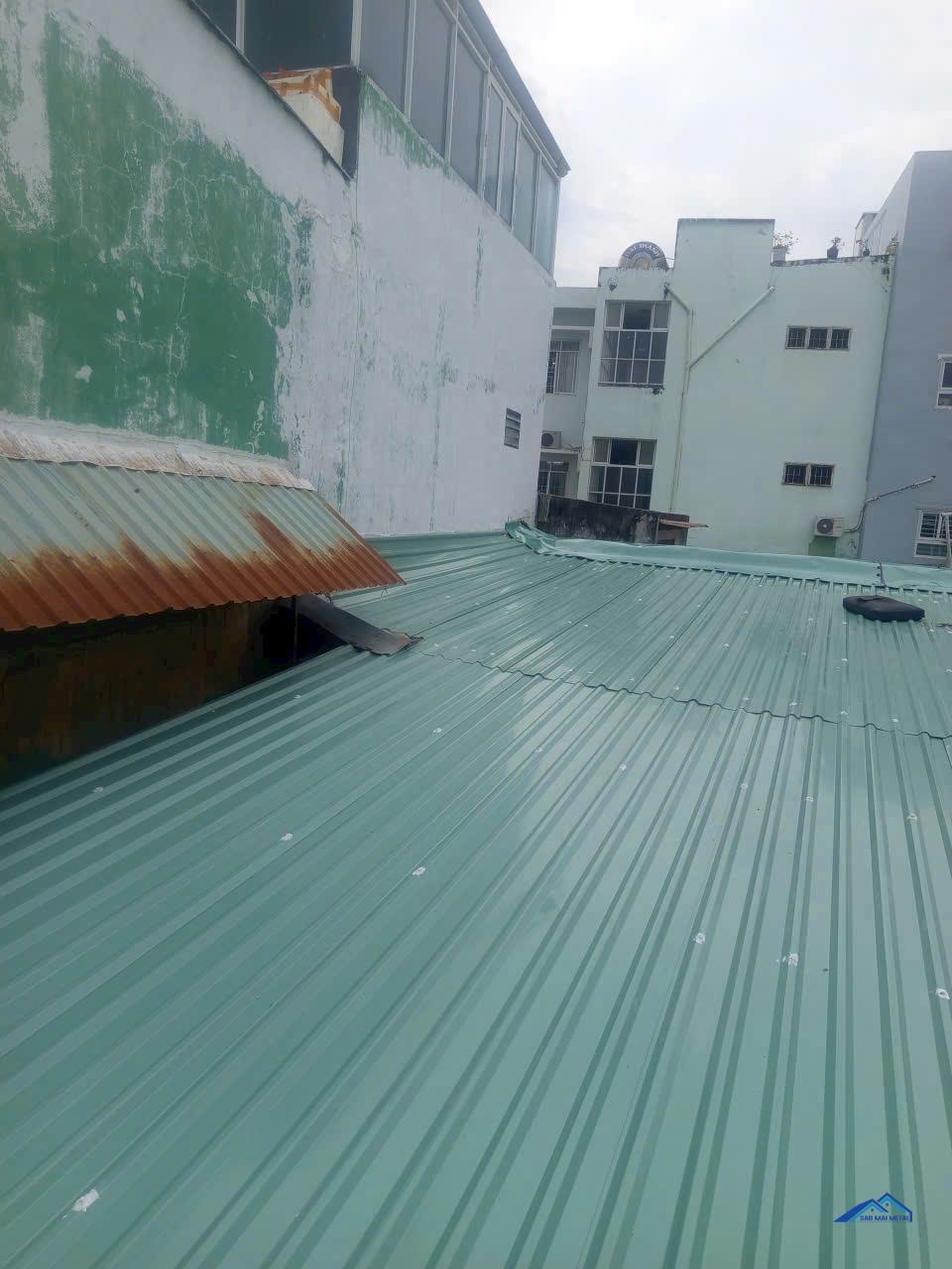 Gía Thợ Làm Mái Che Sân bằng Tôn Tại Dĩ An 2026 4 thay mái tôn cũ tại dĩ an