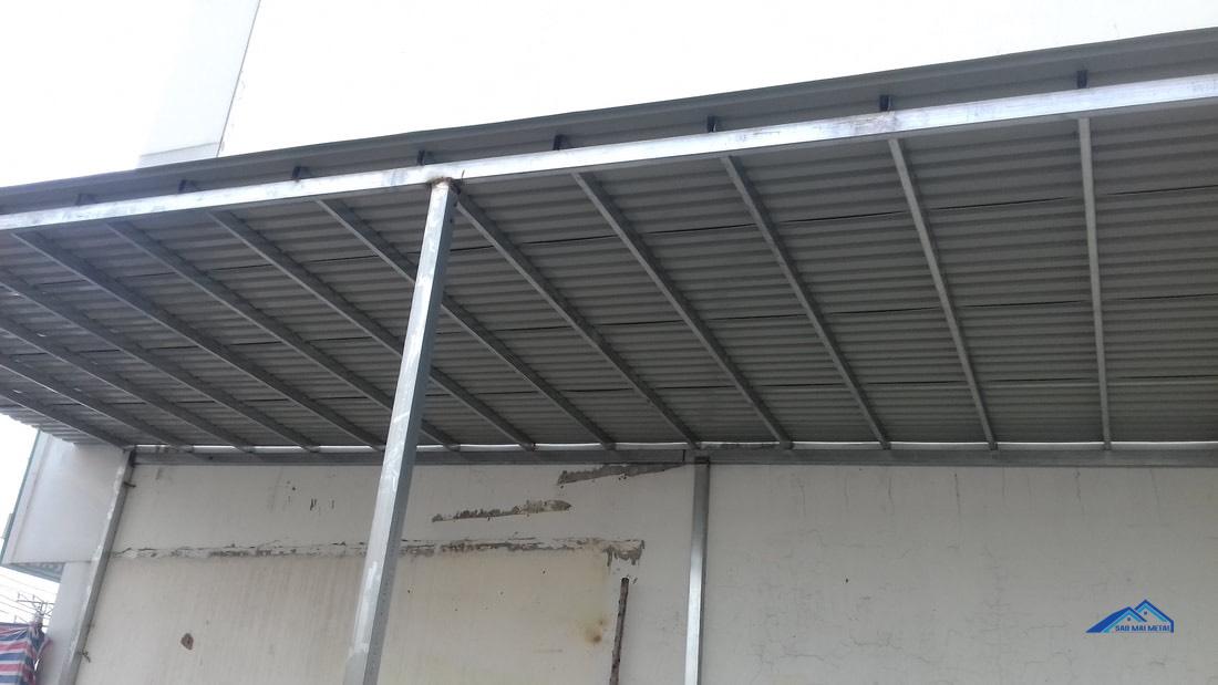 Làm Mái Che Sân Bằng Tôn Tại gò Vấp 2026 4 làm mái che sân bằng tôn tại gò vấp